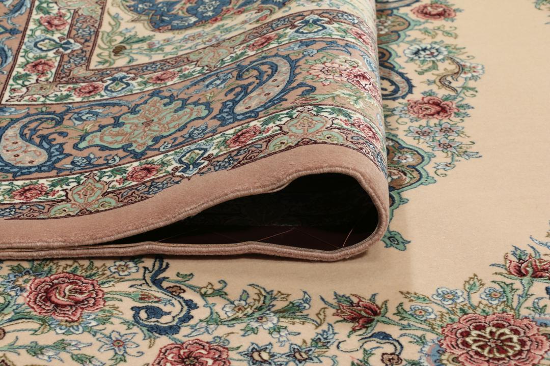 Et håndknyttet Isfahan-tæppe fra Mellemøsten i beige, blå og røde toner.