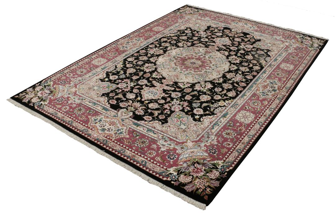 Handgeknoopt Tabriz-tapijt uit het Midden-Oosten met een zwart veld en bloemenmedaillonpatroon