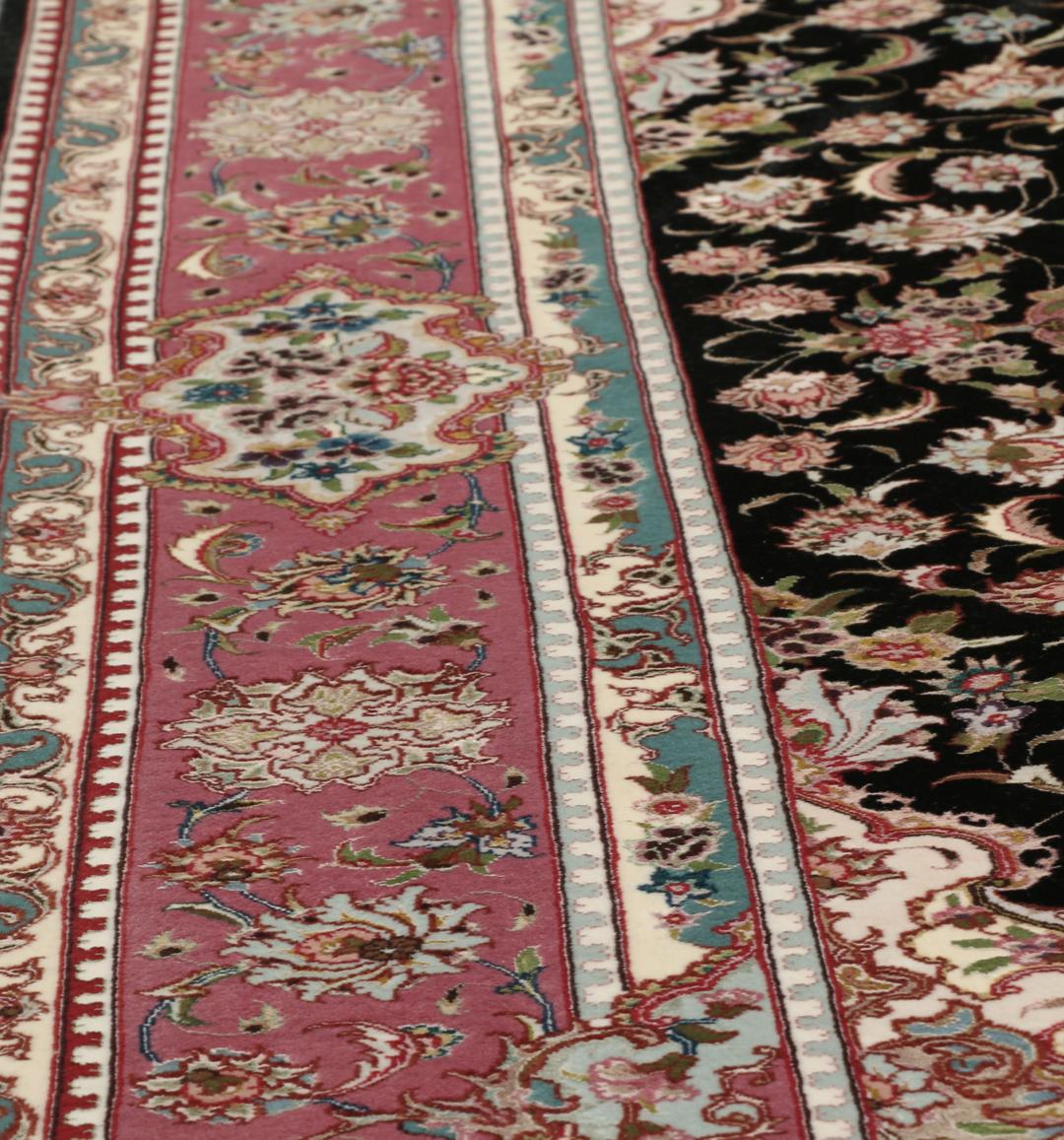 Handgeknoopt Tabriz-tapijt uit het Midden-Oosten met een zwart veld en bloemenmedaillonpatroon