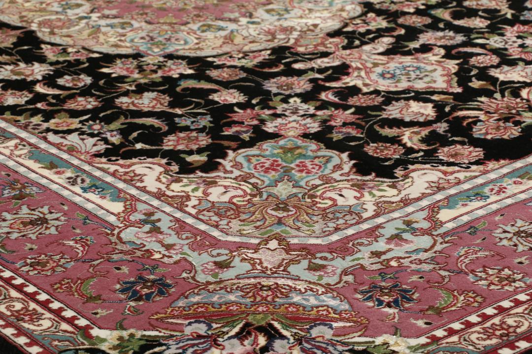 Handgeknoopt Tabriz-tapijt uit het Midden-Oosten met een zwart veld en bloemenmedaillonpatroon