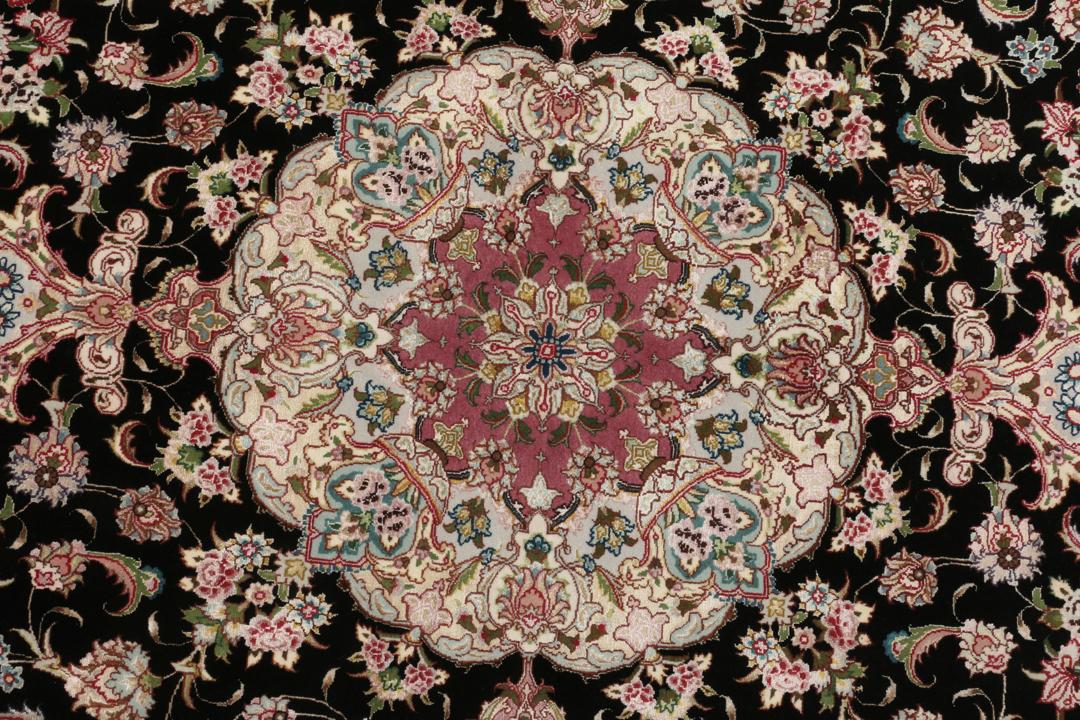 Handgeknoopt Tabriz-tapijt uit het Midden-Oosten met een zwart veld en bloemenmedaillonpatroon