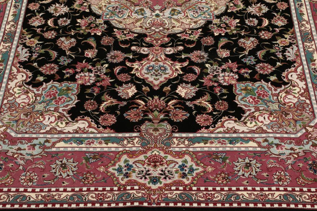 Handgeknoopt Tabriz-tapijt uit het Midden-Oosten met een zwart veld en bloemenmedaillonpatroon