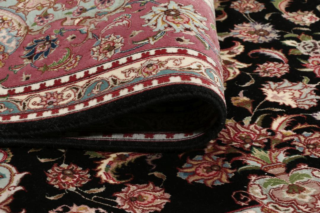 Handgeknoopt Tabriz-tapijt uit het Midden-Oosten met een zwart veld en bloemenmedaillonpatroon