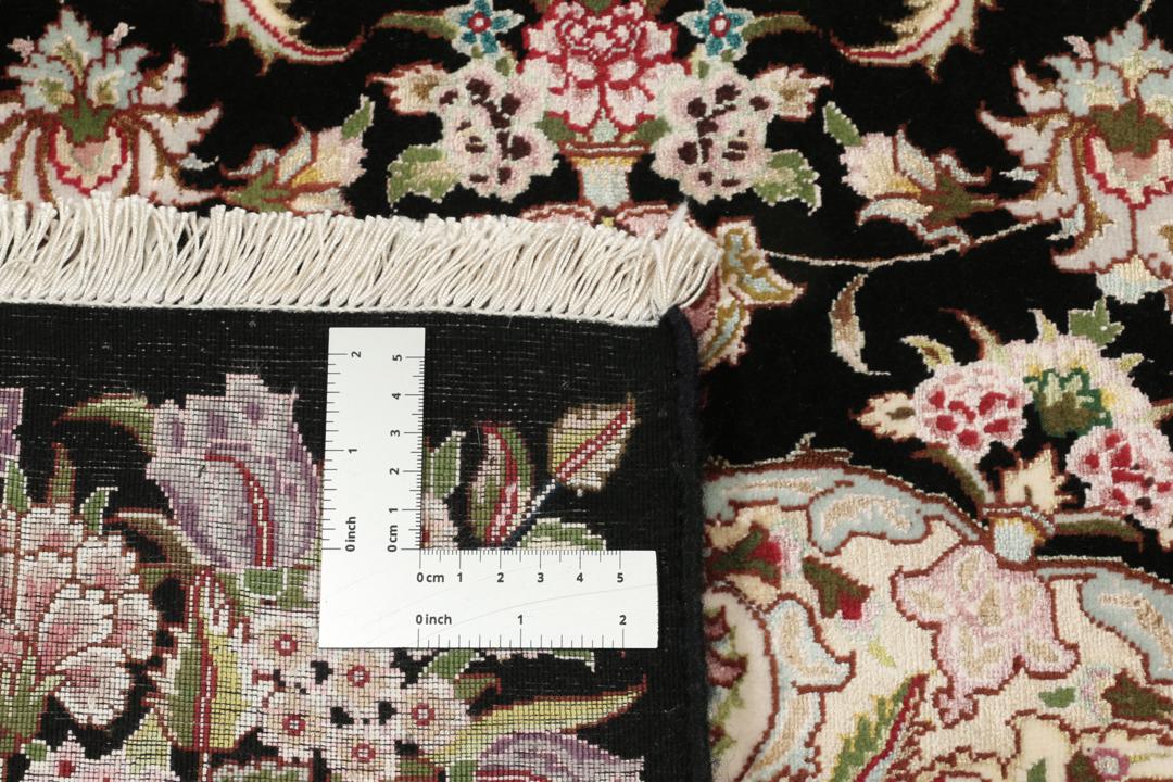 Handgeknoopt Tabriz-tapijt uit het Midden-Oosten met een zwart veld en bloemenmedaillonpatroon