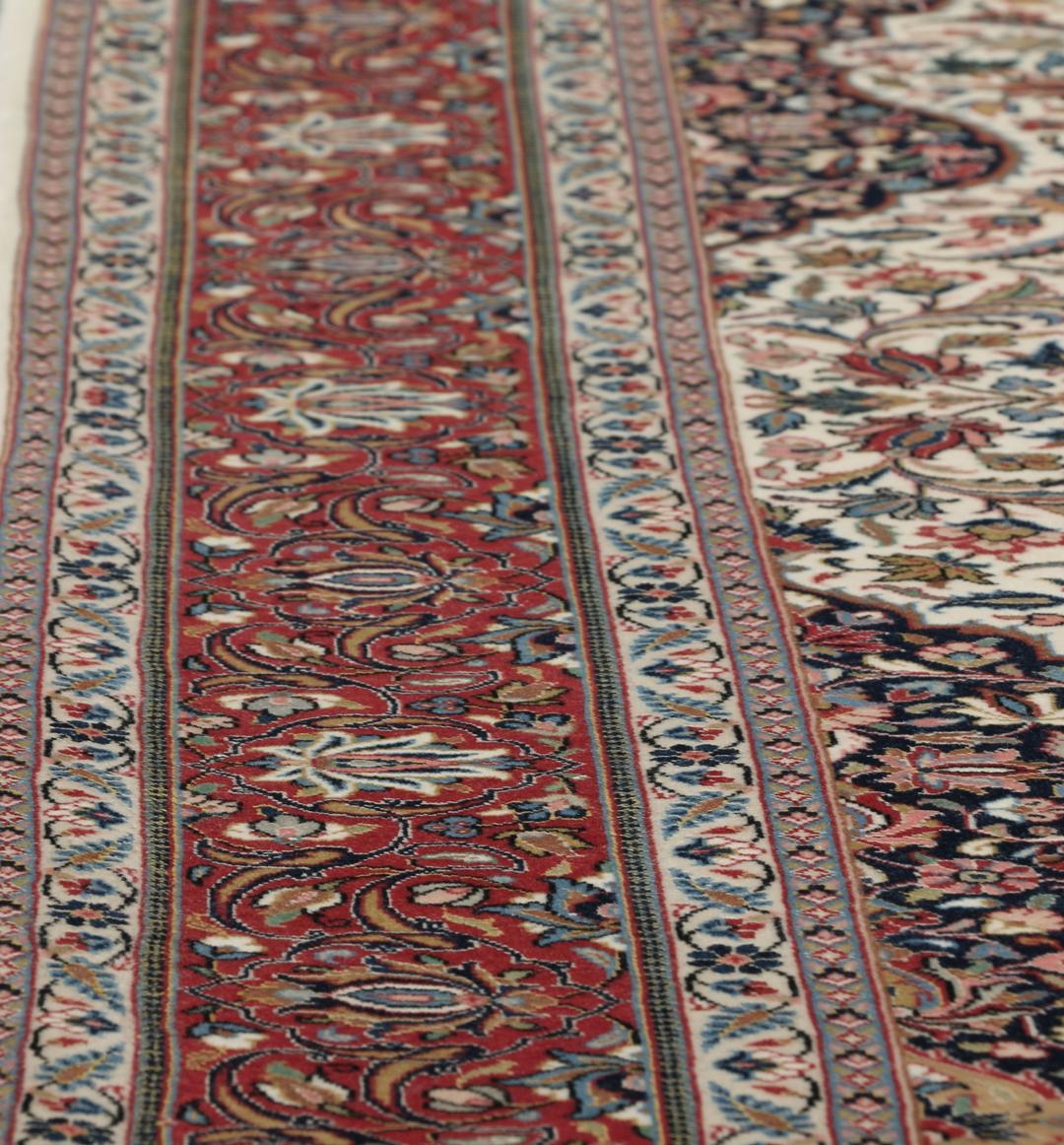 Handgeknoopt Ilam Sherkat Farsh tapijt met een rood en beige bloemenmedaillonontwerp