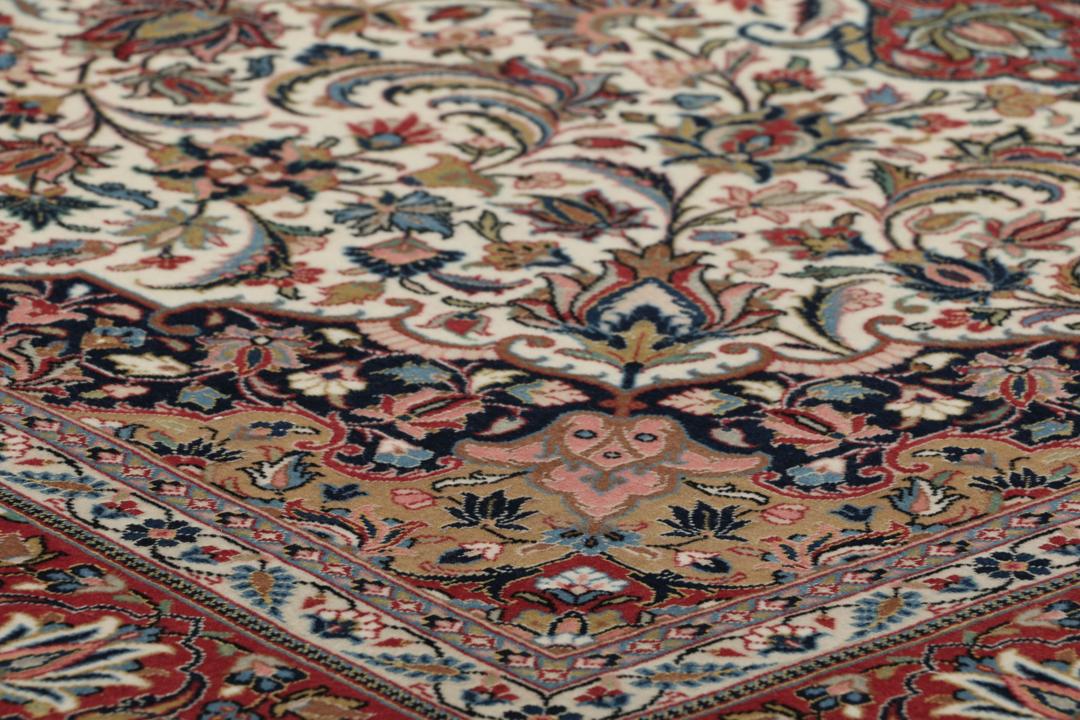 Handgeknoopt Ilam Sherkat Farsh tapijt met een rood en beige bloemenmedaillonontwerp