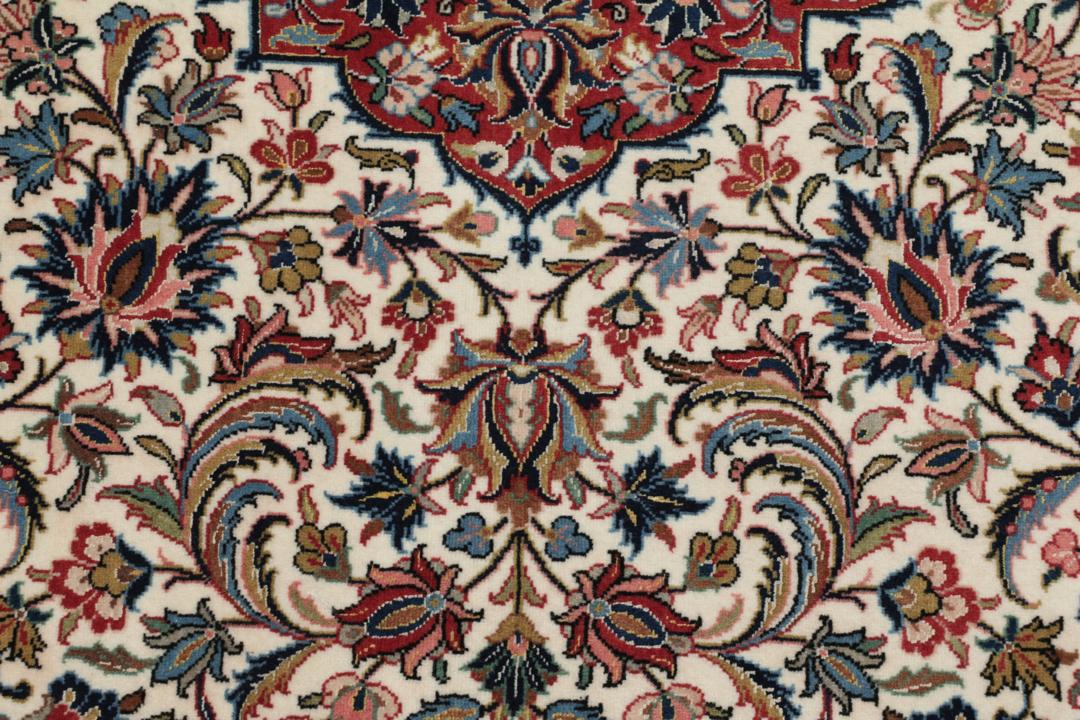 Handgeknoopt Ilam Sherkat Farsh tapijt met een rood en beige bloemenmedaillonontwerp