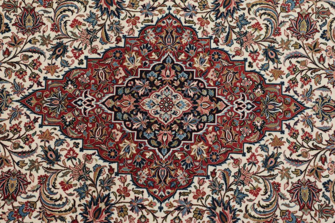 Handgeknoopt Ilam Sherkat Farsh tapijt met een rood en beige bloemenmedaillonontwerp