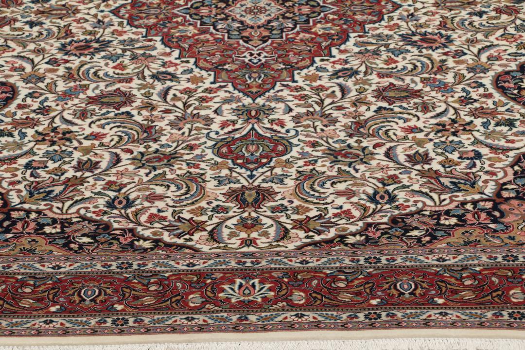 Handgeknoopt Ilam Sherkat Farsh tapijt met een rood en beige bloemenmedaillonontwerp