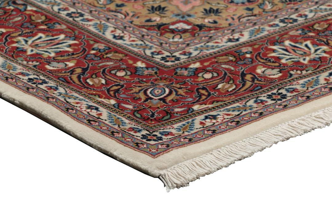 Handgeknoopt Ilam Sherkat Farsh tapijt met een rood en beige bloemenmedaillonontwerp