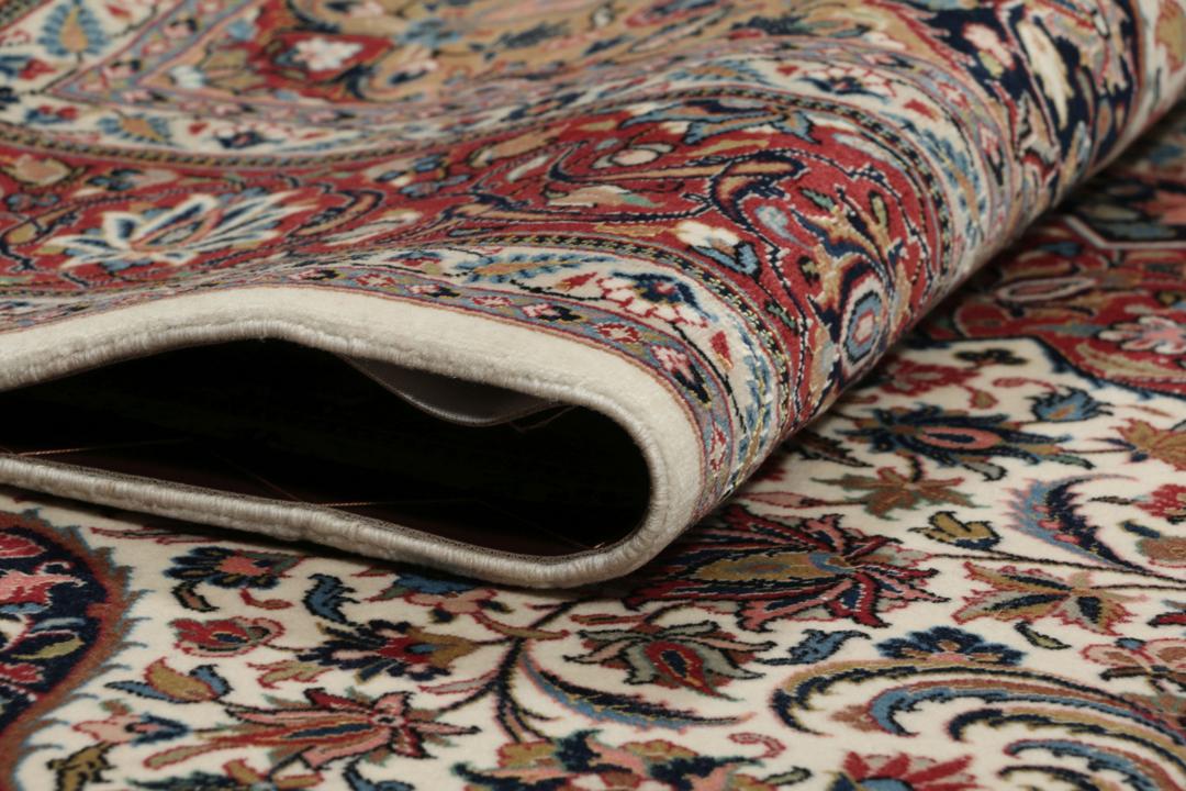 Handgeknoopt Ilam Sherkat Farsh tapijt met een rood en beige bloemenmedaillonontwerp
