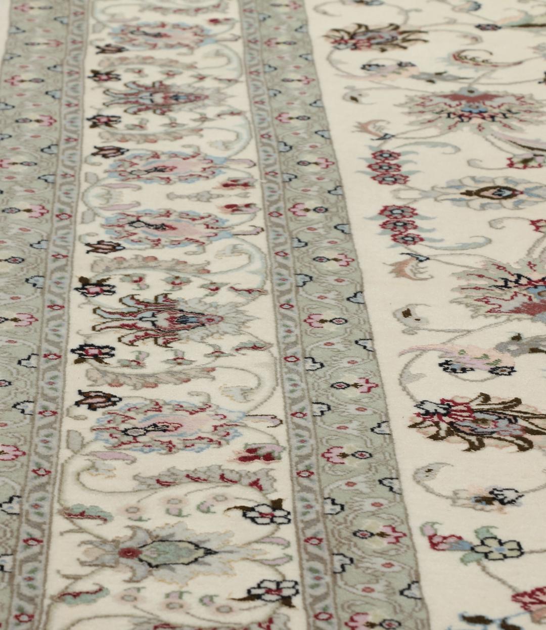 Handgeknoopt Tabriz-kleed met gedetailleerde bloempatronen in beige en zachte tinten uit het Midden-Oosten