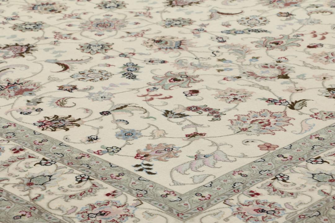 Handgeknoopt Tabriz-kleed met gedetailleerde bloempatronen in beige en zachte tinten uit het Midden-Oosten