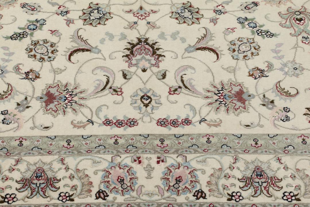 Handgeknoopt Tabriz-kleed met gedetailleerde bloempatronen in beige en zachte tinten uit het Midden-Oosten
