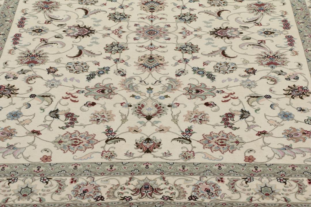 Handgeknoopt Tabriz-kleed met gedetailleerde bloempatronen in beige en zachte tinten uit het Midden-Oosten