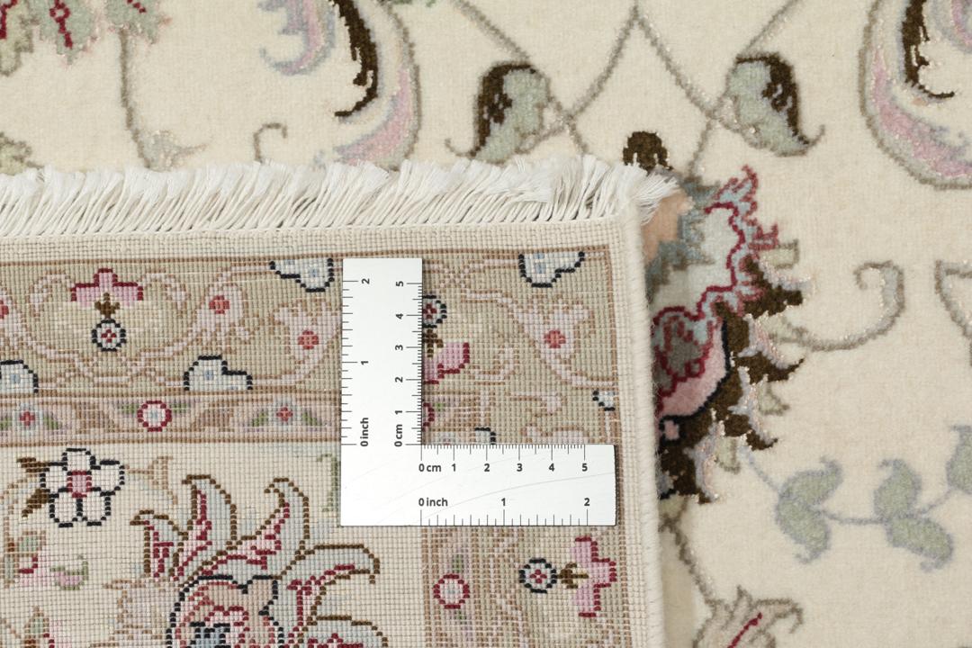 Handgeknoopt Tabriz-kleed met gedetailleerde bloempatronen in beige en zachte tinten uit het Midden-Oosten