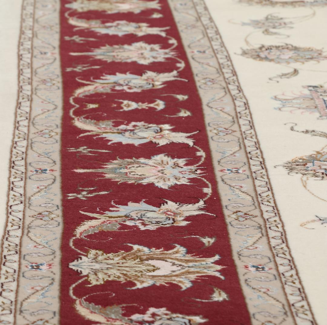 Handgeknoopt Tabriz-tapijt met bloemmotieven in beige en rood uit het Midden-Oosten