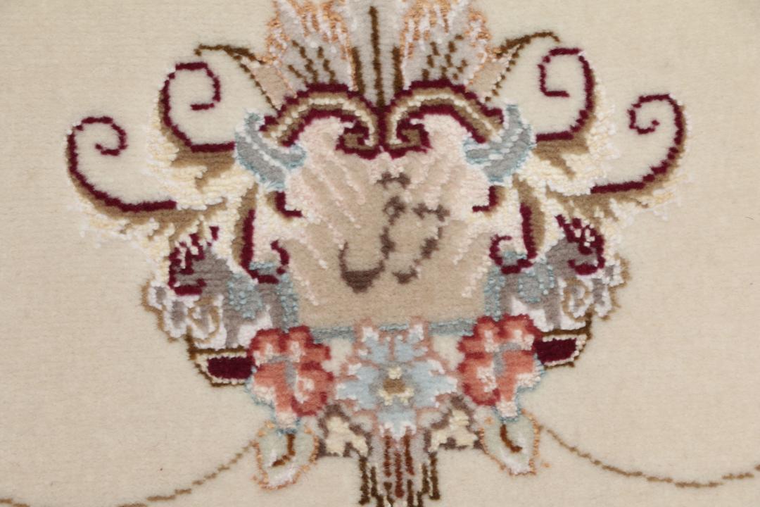 Et håndknyttet Tabriz-tæppe fra Mellemøsten i beige med indviklede blomstermønstre.