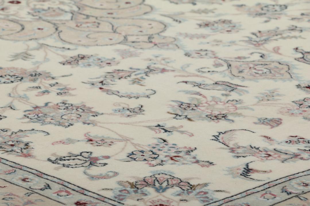 Håndknyttet Ilam Sherkat Farsh tæppe med blomstermønstre i beige og bløde nuancer fra Mellemøsten.