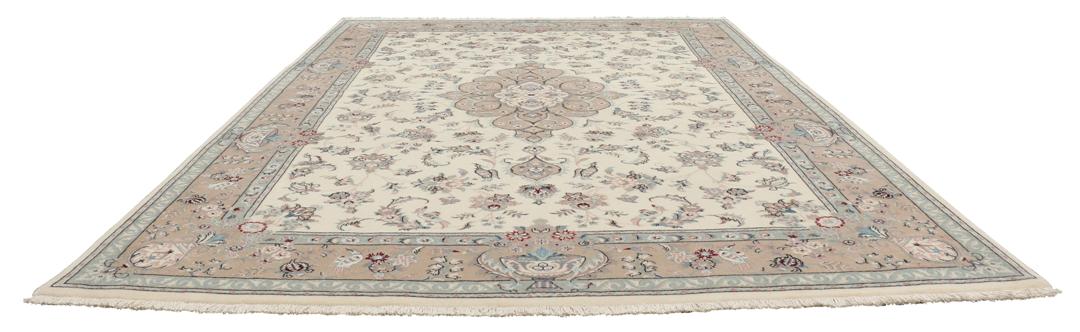 Beige Ilam Sherkat Farsh-tæppe med et blomstret medaljondesign