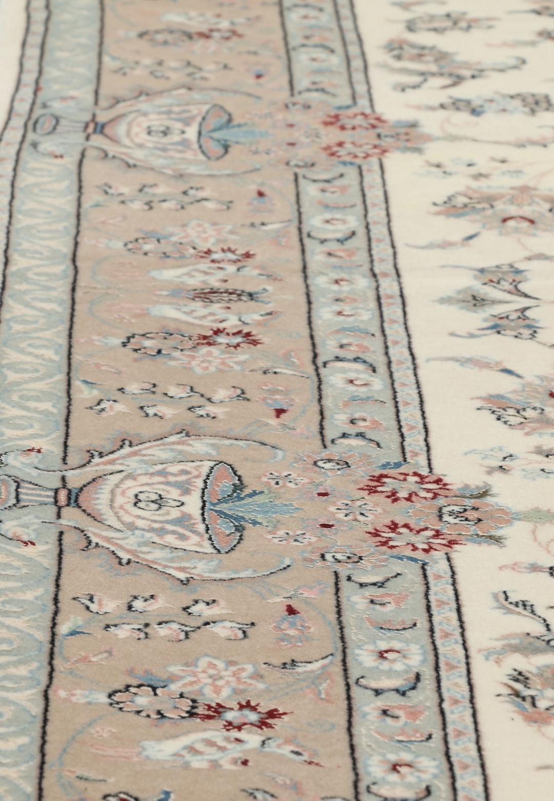 Beige Ilam Sherkat Farsh-tæppe med et blomstret medaljondesign
