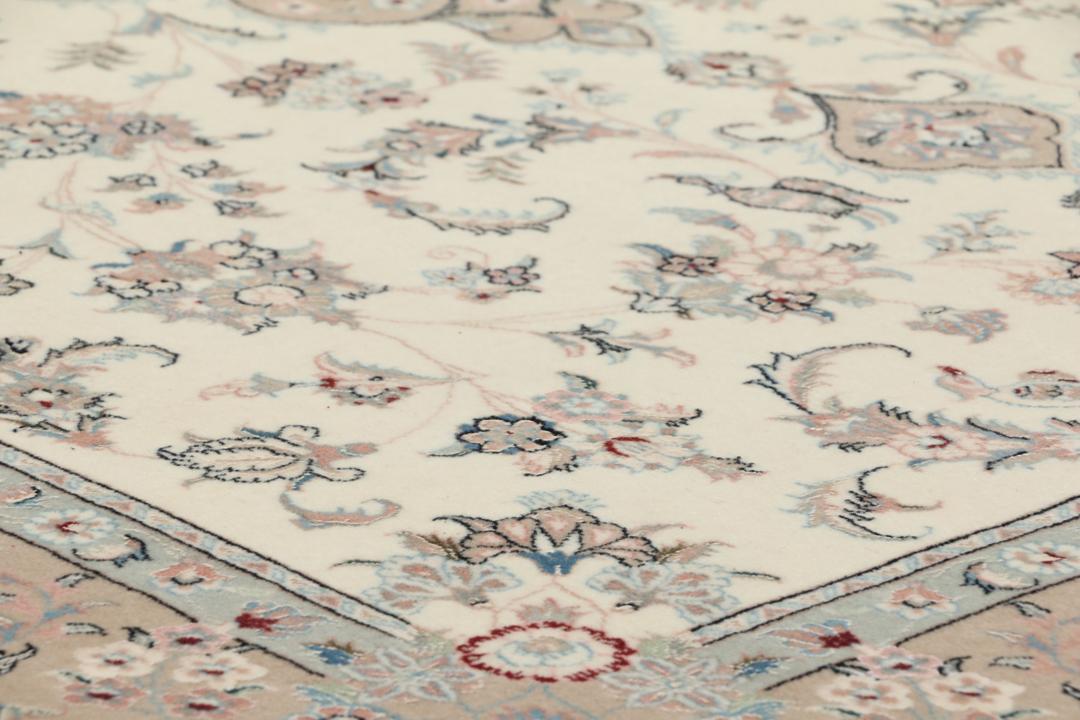 Beige Ilam Sherkat Farsh-tæppe med et blomstret medaljondesign