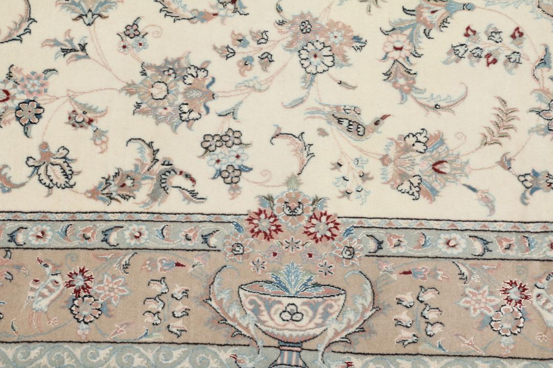 Beige Ilam Sherkat Farsh-tæppe med et blomstret medaljondesign