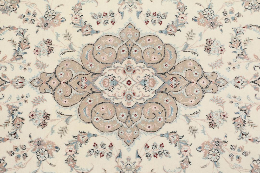 Beige Ilam Sherkat Farsh-tæppe med et blomstret medaljondesign