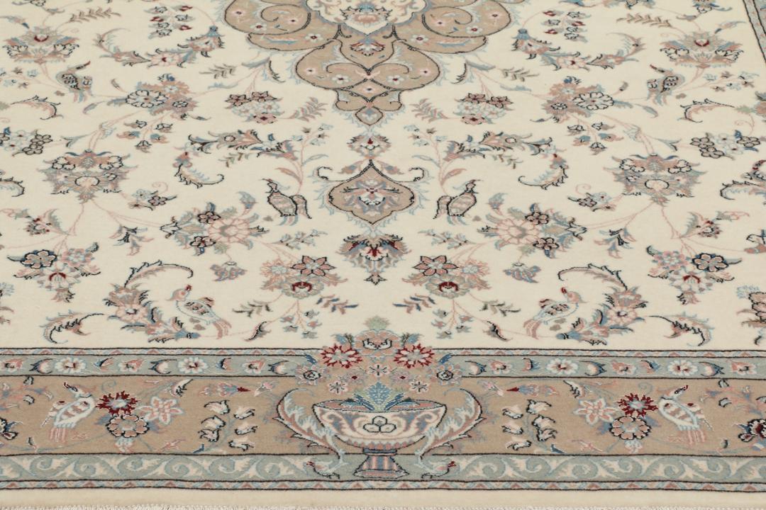 Beige Ilam Sherkat Farsh-tæppe med et blomstret medaljondesign