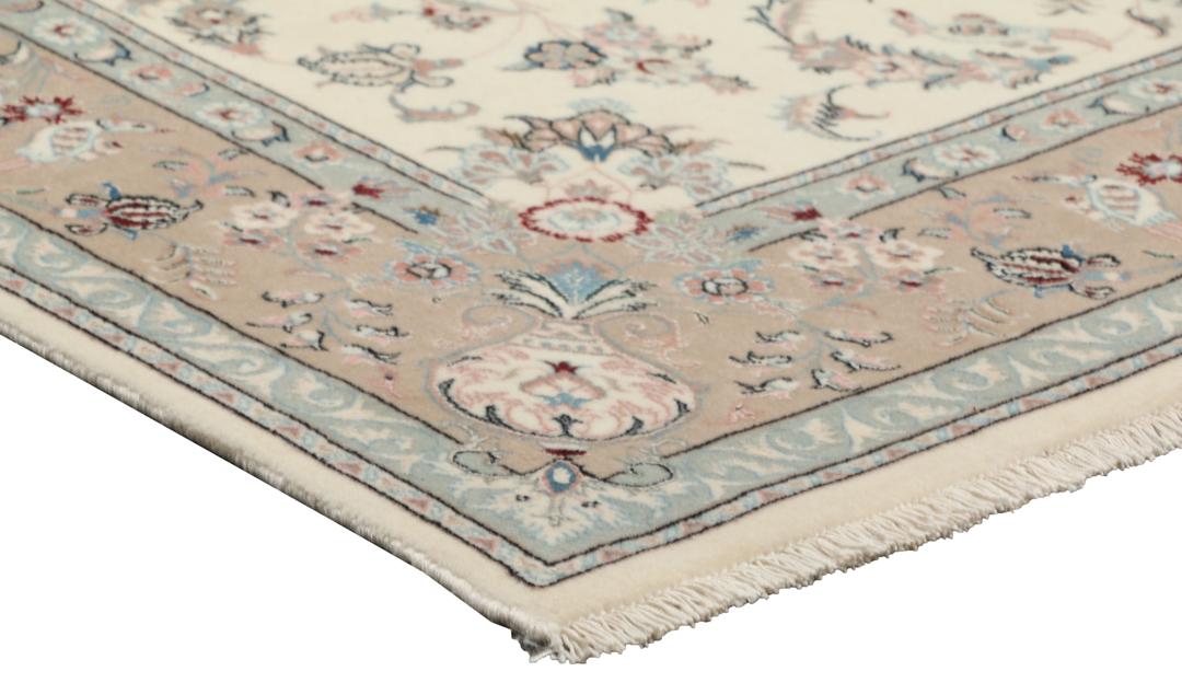 Beige Ilam Sherkat Farsh-tæppe med et blomstret medaljondesign