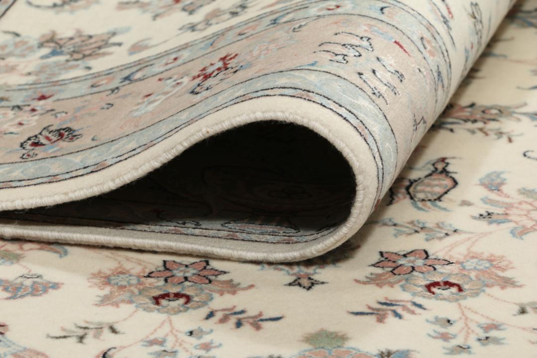 Beige Ilam Sherkat Farsh-tæppe med et blomstret medaljondesign