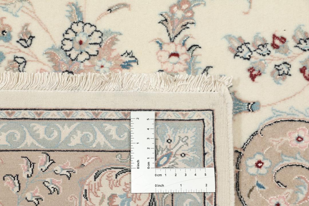 Beige Ilam Sherkat Farsh-tæppe med et blomstret medaljondesign