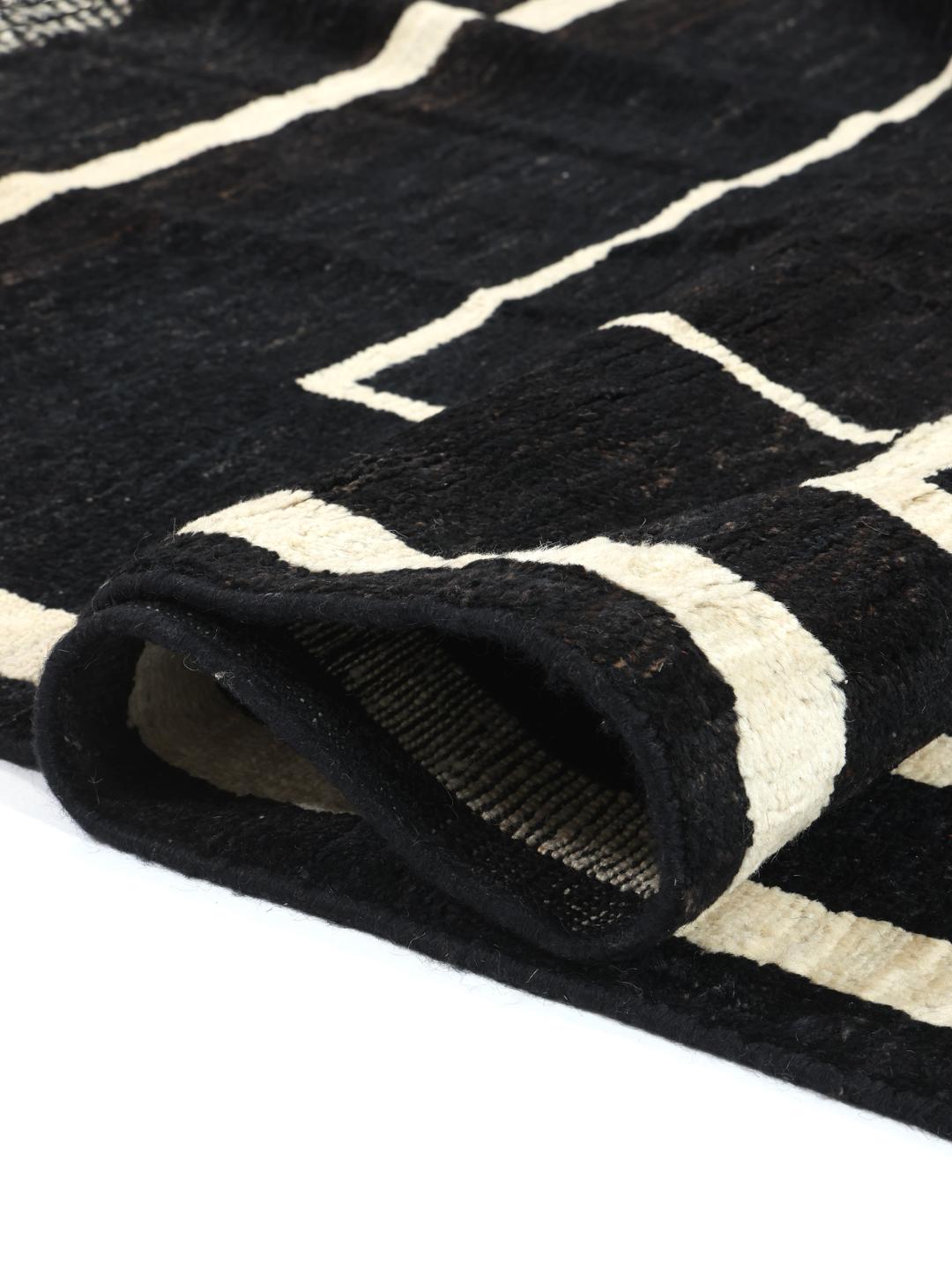 Håndknyttet moderne afghansk tæppe med sort felt og hvide geometriske rektangulære rammer