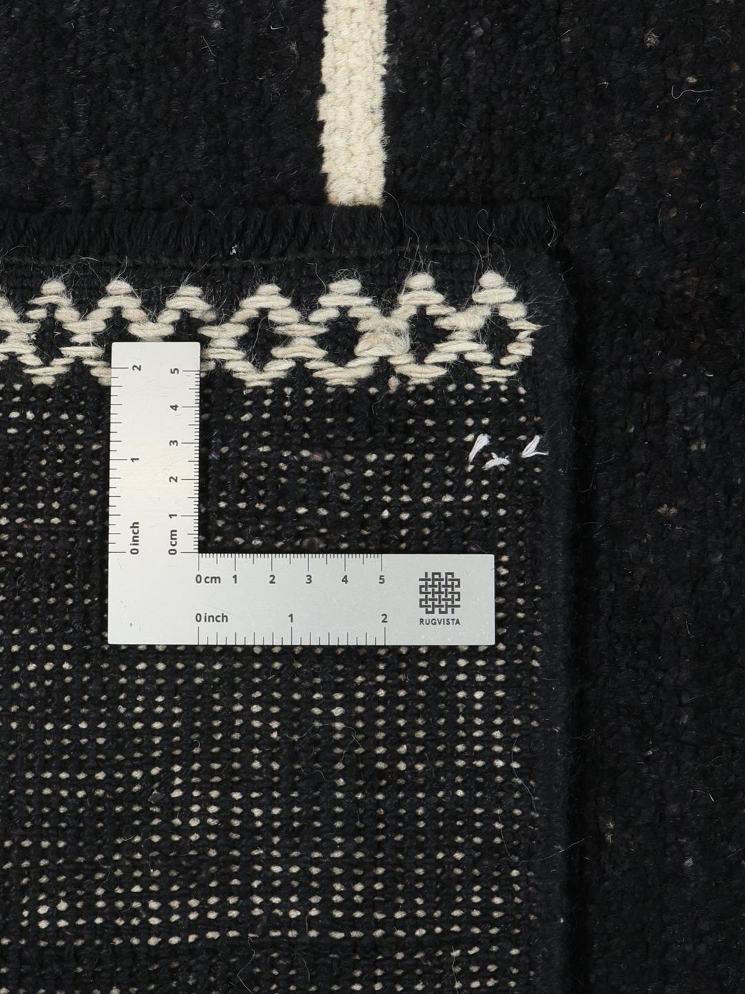 Håndknyttet moderne afghansk tæppe med sort felt og hvide geometriske rektangulære rammer