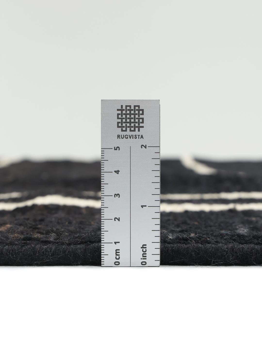 Handgeknoopt Afghaans Gabbeh Modern tapijt met een zwart veld en witte geometrische rechthoekige contouren.