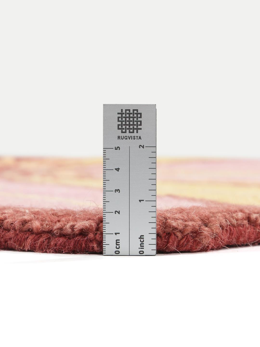 Roze en geel vloerkleed gevormd als een organische bloem