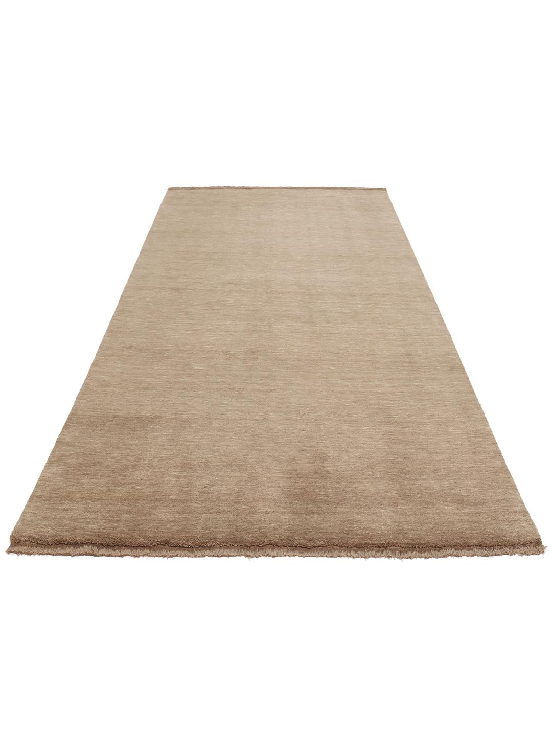 Un tapis de couloir en Wool tissé à la main de couleur marron avec de courtes franges assorties.