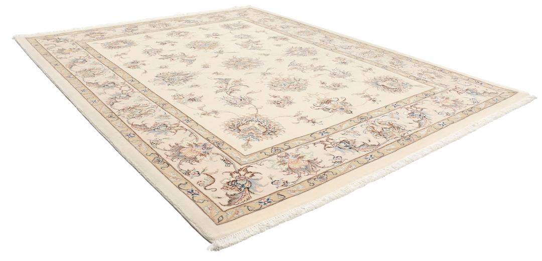 Een rechthoekig Tabriz tapijt uit het Midden-Oosten met beige tinten en bloemmotieven
