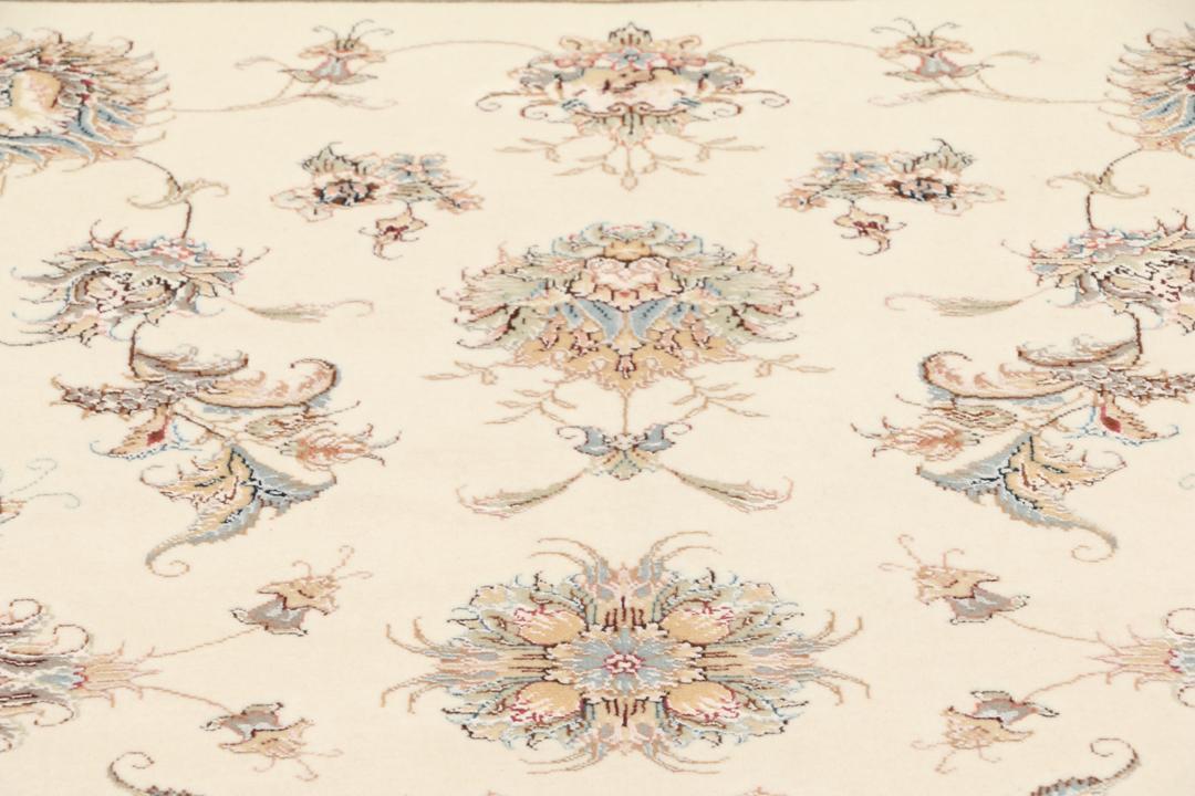 Een rechthoekig Tabriz tapijt uit het Midden-Oosten met beige tinten en bloemmotieven