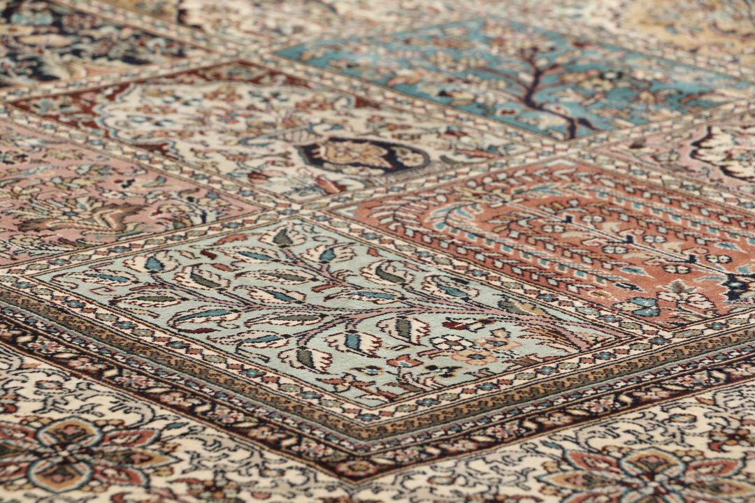 Handgeknoopt Kashmir zijden vloerkleed uit India in beige en veelkleurige tinten