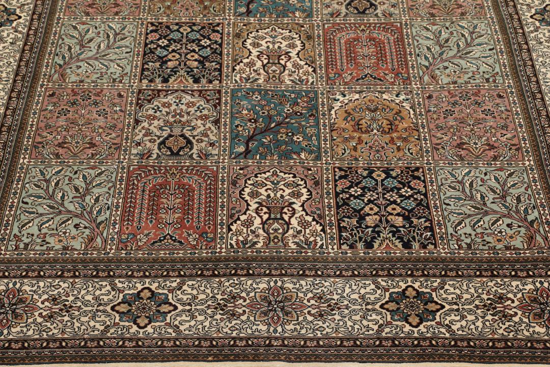Handgeknoopt Kashmir zijden vloerkleed uit India in beige en veelkleurige tinten