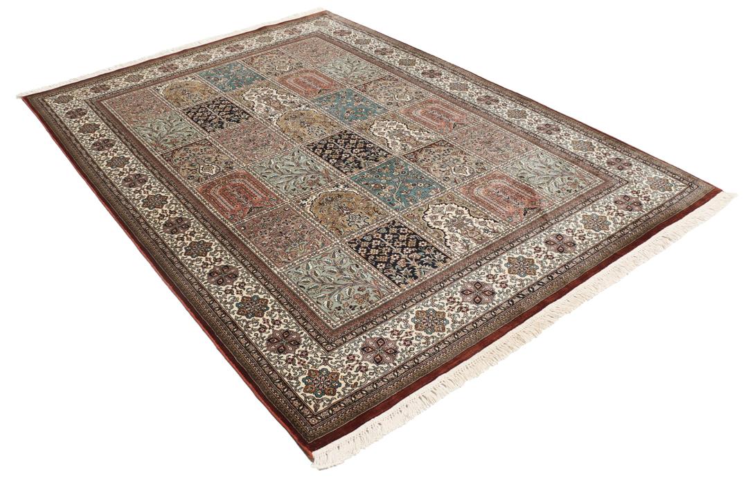 Handgeknoopt Kashmir zijden vloerkleed uit India in meerkleurig en beige met een bloemrijk paneelpatroon