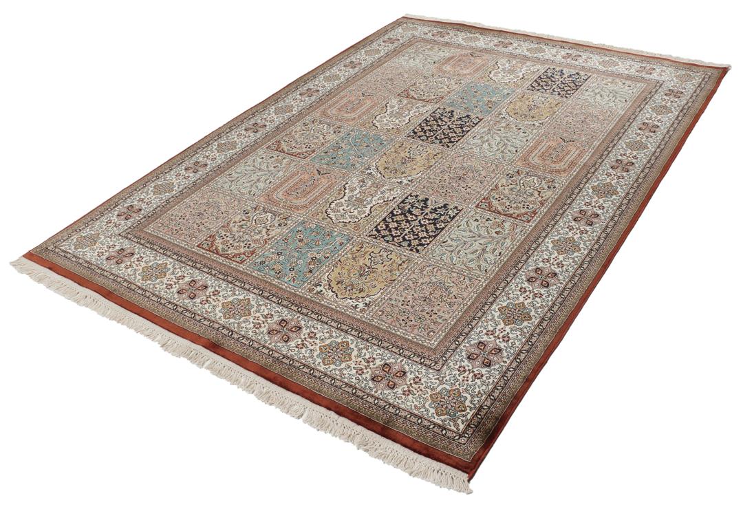 Handgeknoopt Kashmir zijden vloerkleed uit India in meerkleurig en beige met een bloemrijk paneelpatroon
