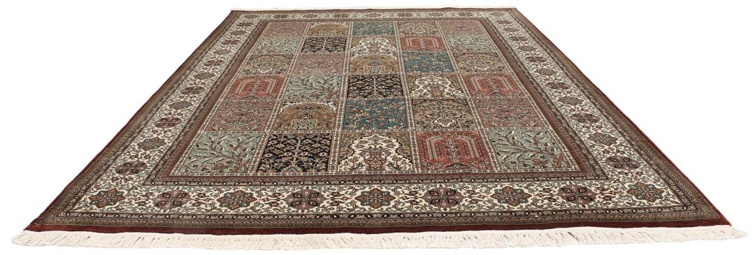 Handgeknoopt Kashmir zijden vloerkleed uit India in meerkleurig en beige met een bloemrijk paneelpatroon