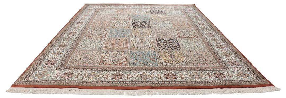 Handgeknoopt Kashmir zijden vloerkleed uit India in meerkleurig en beige met een bloemrijk paneelpatroon