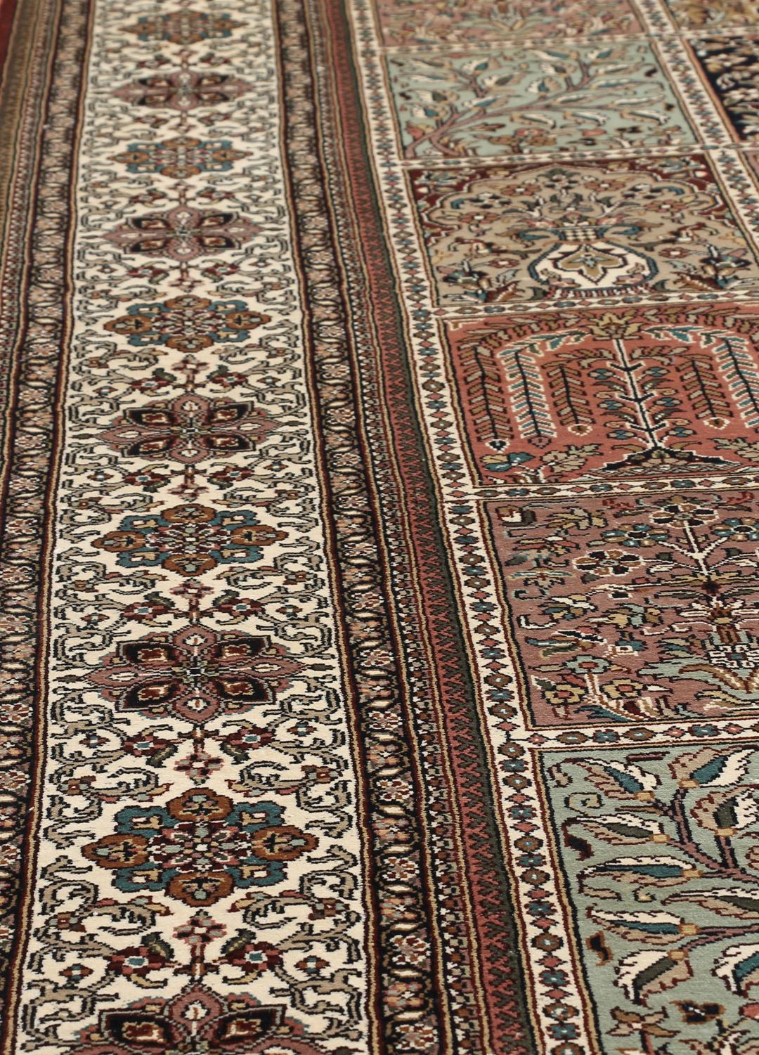 Handgeknoopt Kashmir zijden vloerkleed uit India in meerkleurig en beige met een bloemrijk paneelpatroon