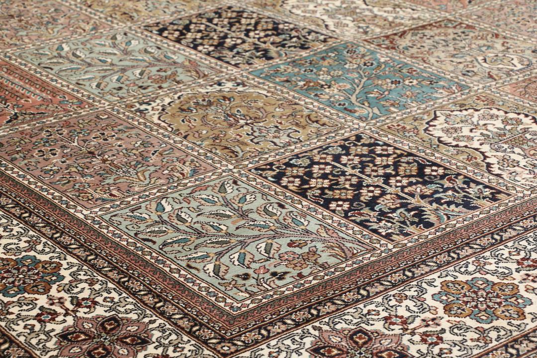 Handgeknoopt Kashmir zijden vloerkleed uit India in meerkleurig en beige met een bloemrijk paneelpatroon
