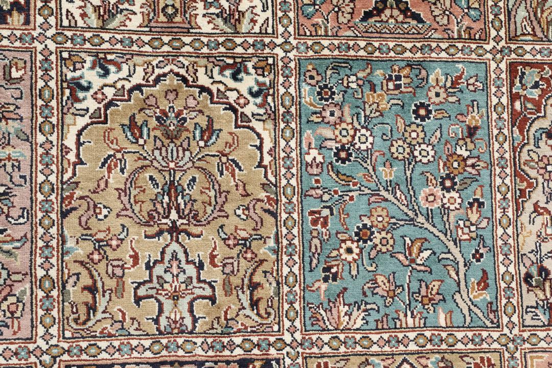 Handgeknoopt Kashmir zijden vloerkleed uit India in meerkleurig en beige met een bloemrijk paneelpatroon