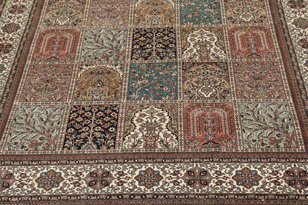Handgeknoopt Kashmir zijden vloerkleed uit India in meerkleurig en beige met een bloemrijk paneelpatroon