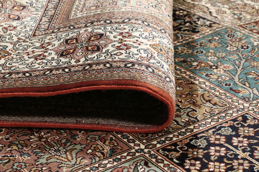 Handgeknoopt Kashmir zijden vloerkleed uit India in meerkleurig en beige met een bloemrijk paneelpatroon